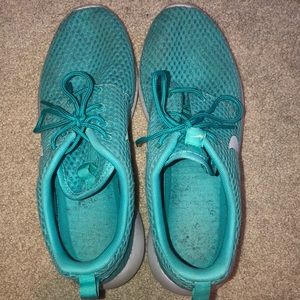 NIKE women’s size 7.5 mint green roshes.